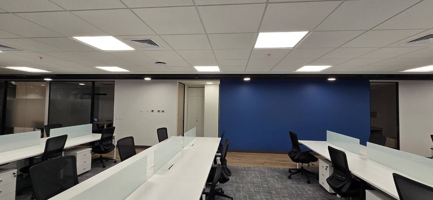Estaciones de trabajo y muro corporativo