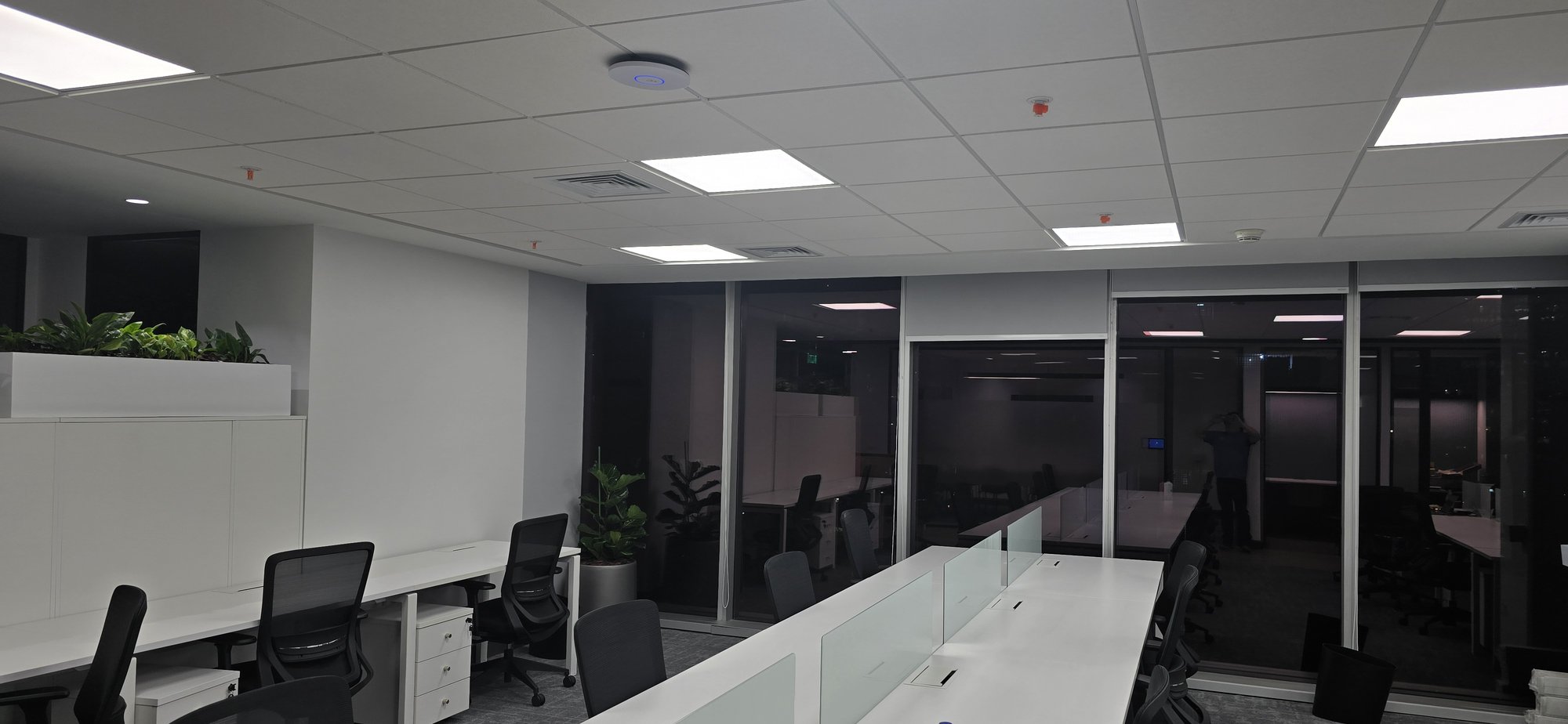 Access point UniFi en operación sobre planta abierta de oficinas