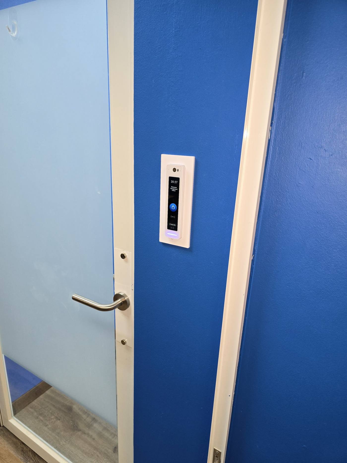 Lector UniFi Access con pantalla en acceso interno de oficinas