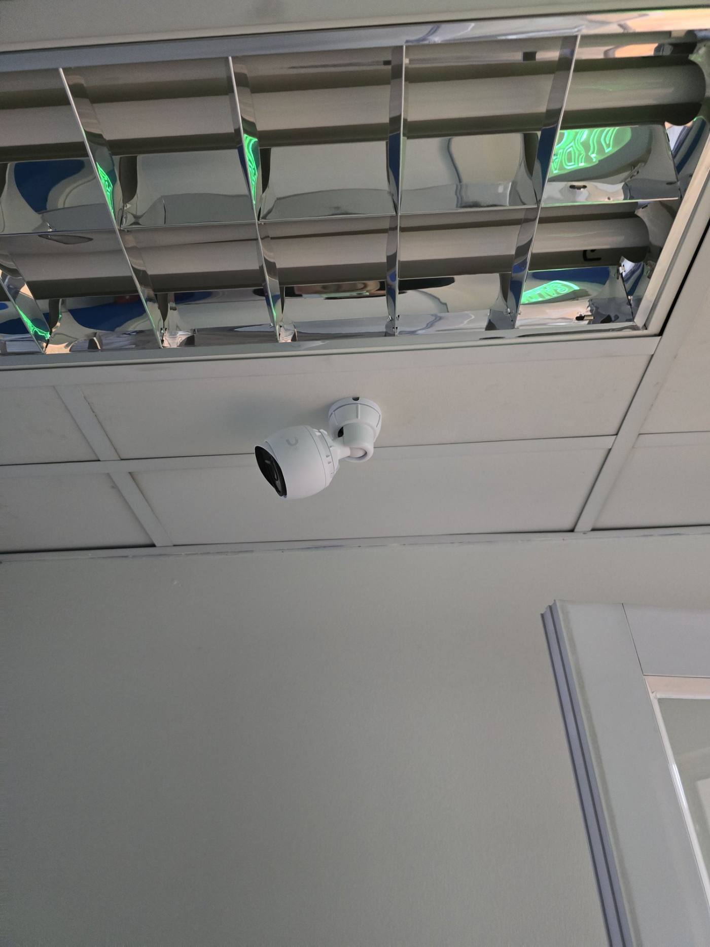 Cámara bullet UniFi Protect instalada en oficinas corporativas