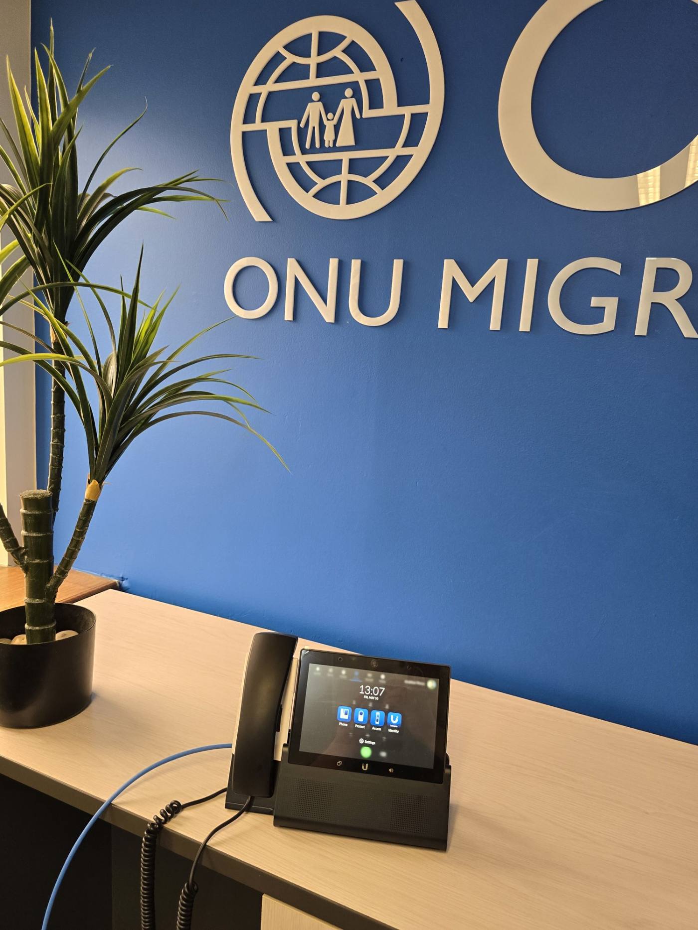 Recepción con consola UniFi (Phone · Protect · Access · Identity)