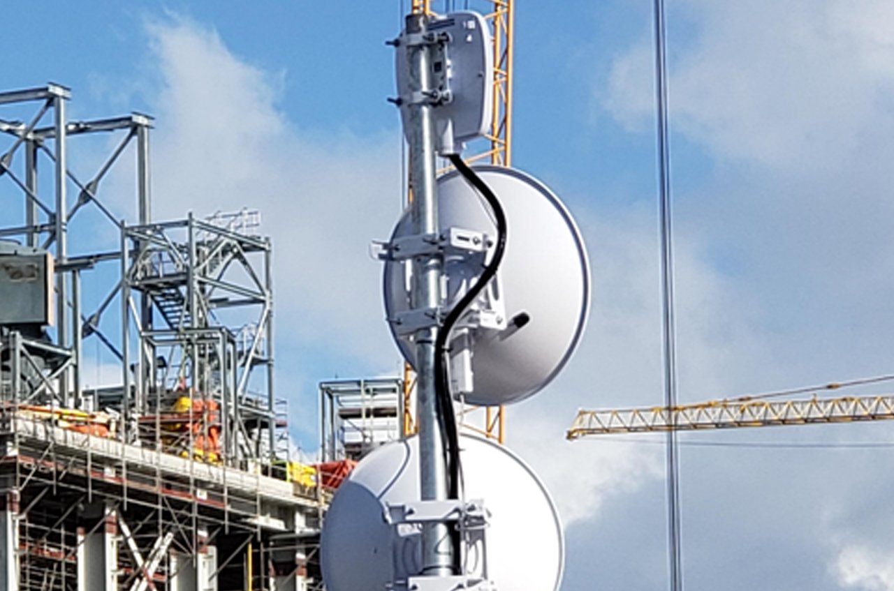 Radioenlaces instalados sobre estructuras en faena industrial — proyecto MAPA, Arauco